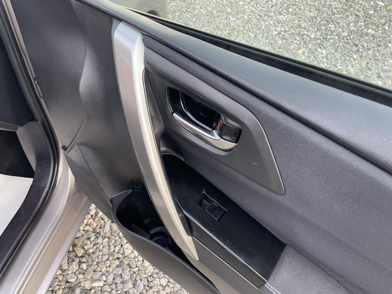 Toyota Auris 1.8i 16v HYBRID AUT NAVI CAM!! - fotka 128 z 166
