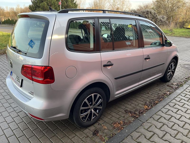 Volkswagen Touran 1.6 TDi DSG Serviska - fotka 5 z 37