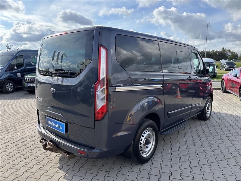 Ford Tourneo Custom 2,2 TDCi 92kW L1 - fotka 5 z 34