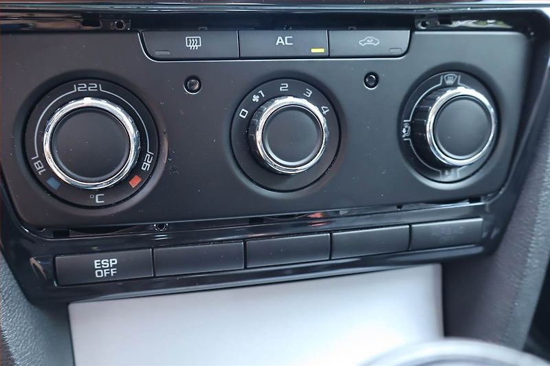Škoda Octavia (2009) Ambiente 1.9 TDI, Serv.kniha - fotka 13 z 21