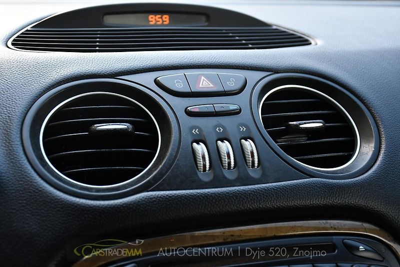 Mercedes-Benz SL 500 BOSE VÝHŘEV - fotka 26 z 38