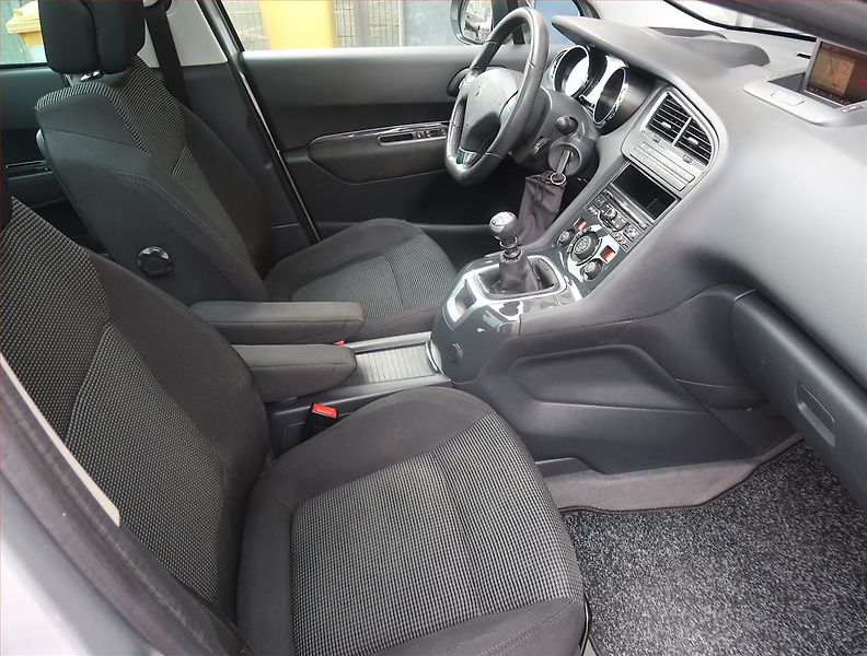 Peugeot 5008 (2011) 2.0 HDI, Navi, Tempomat - fotka 9 z 25