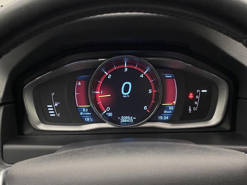Volvo XC70 D5 AWD MOMENTUM CZ AUT - fotka 16 z 47