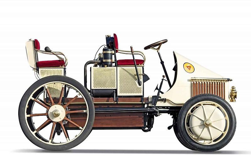 Ferdinand Porsche poslal na silnice první hybrid i model s pohonem všech kol.