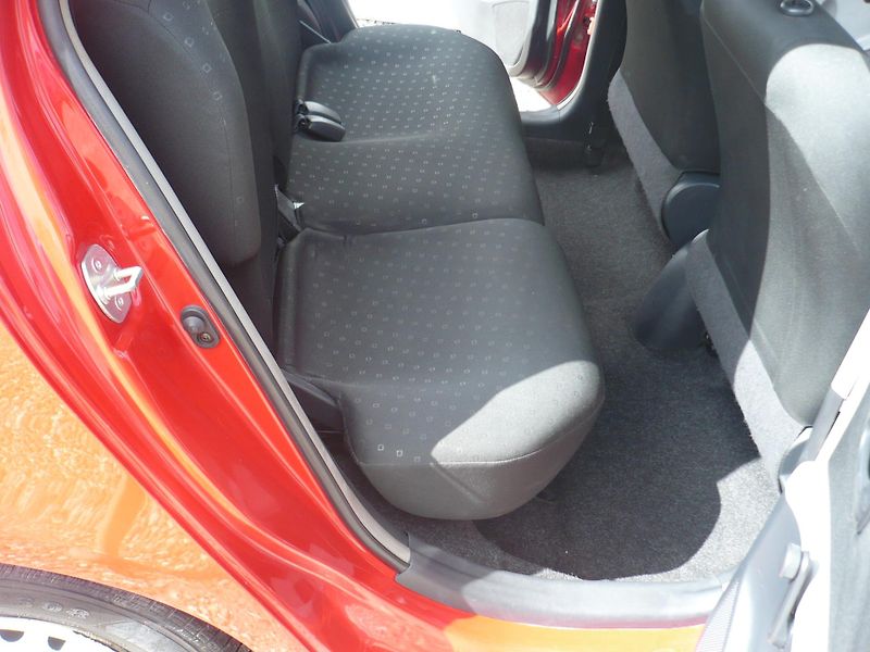 Toyota Yaris 1.0i 51Kw - fotka 16 z 24
