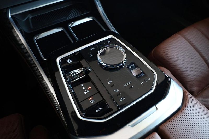 BMW Řada 7 750e xDrive - fotka 10 z 36