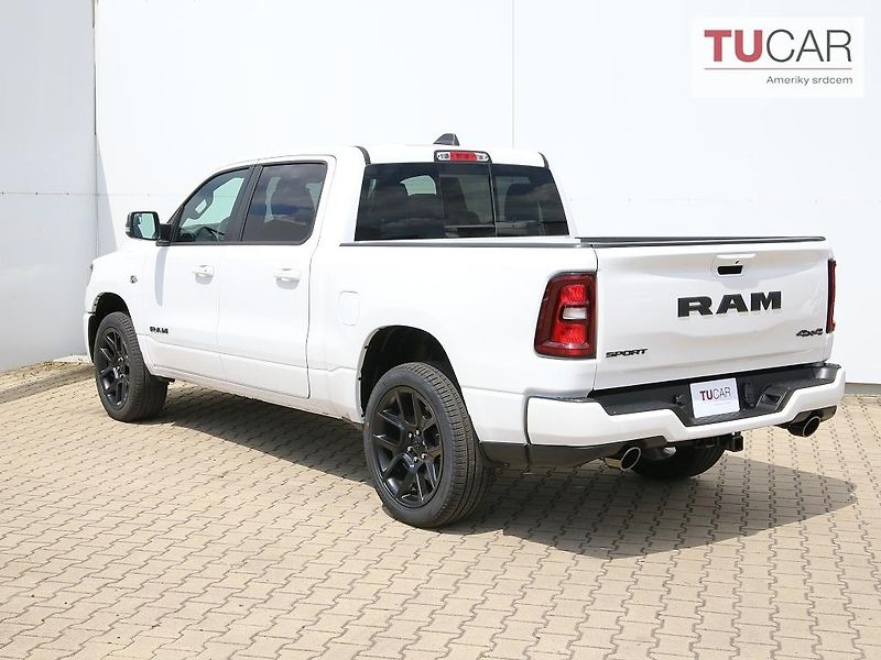 RAM 1500 5,7 HEMI Sport - fotka 2 z 42