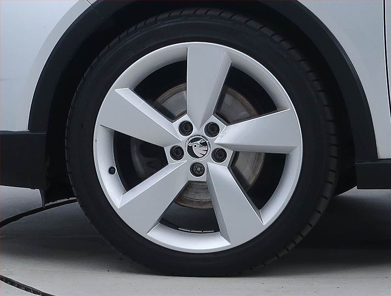 Škoda Rapid (2016) Spaceback 1.2 TSI, Xenony - fotka 15 z 17