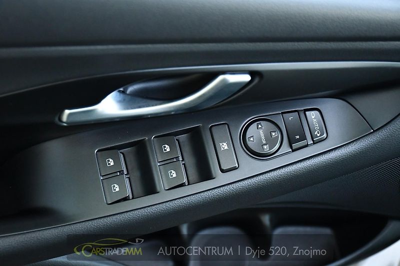 Hyundai i30 1.6CRDi NAVI KAMERA CARPLAY - fotka 27 z 48
