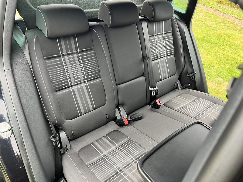 Volkswagen Tiguan 2.0TDI 103KW,4x4,SPORT,LOUNGE - fotka 21 z 49