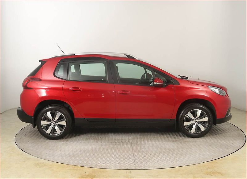 Peugeot 2008 (2019) 1.2 PureTech, ČR,1.maj - fotka 6 z 19
