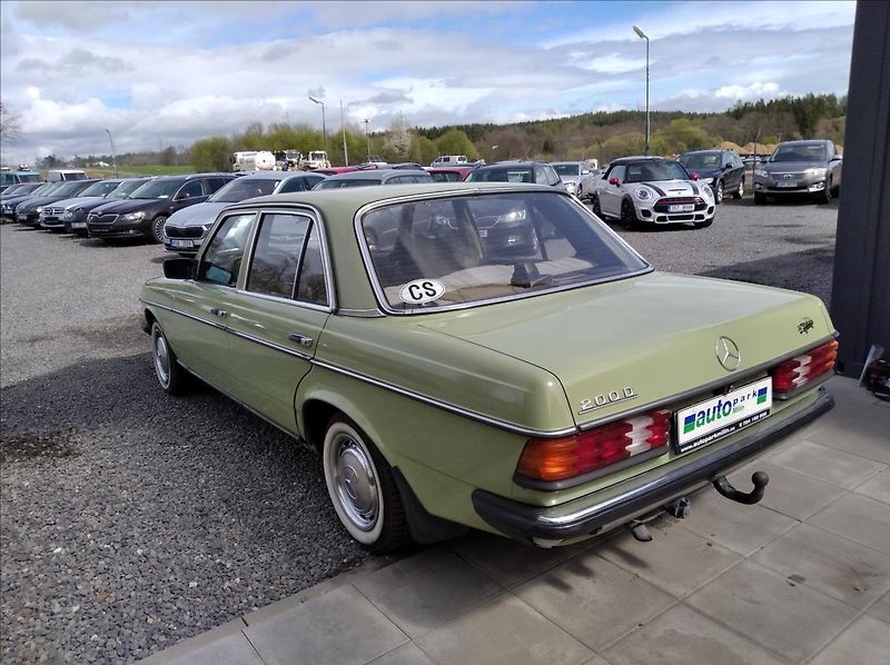 Mercedes-Benz 200 2,0   200 D 123 - fotka 5 z 13