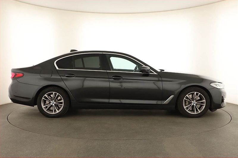 BMW Řada 5 (2020) M Sport 530d xDrive - fotka 6 z 17