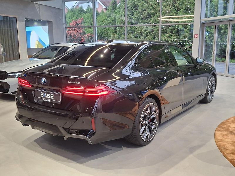 BMW i5 xDrive40 M-Sport PRO - fotka 6 z 36