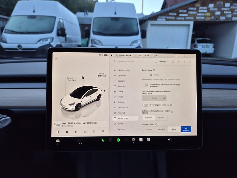 Tesla Model 3 STANDART RANGE 239w SOH 96,5% - fotka 25 z 48