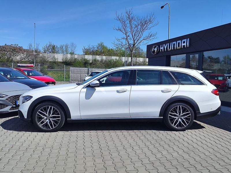 Mercedes-Benz Třídy E E220d/143kW 4MATIC All-Terrain - fotka 8 z 37