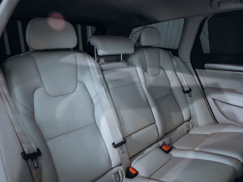 Volvo V90 D5 Momentum 173 kW AWD - fotka 27 z 30
