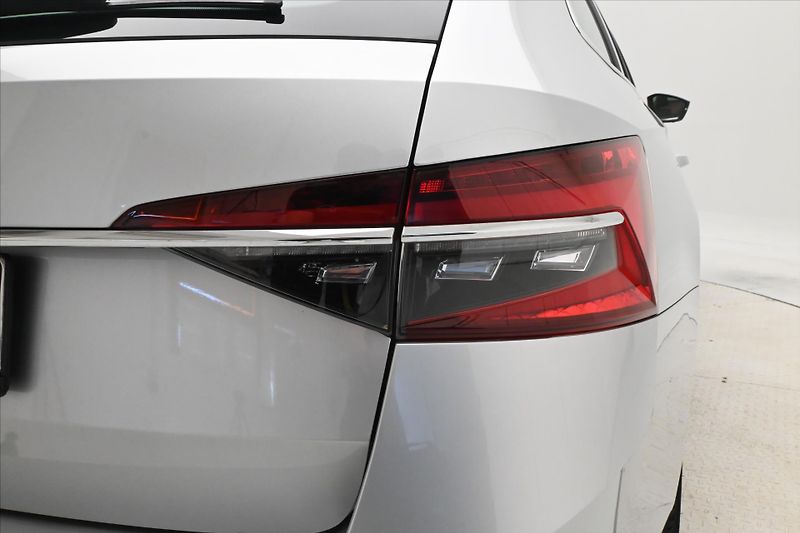 Škoda Superb 2,0 TDI 110 kW DSG Style Záruk - fotka 32 z 33