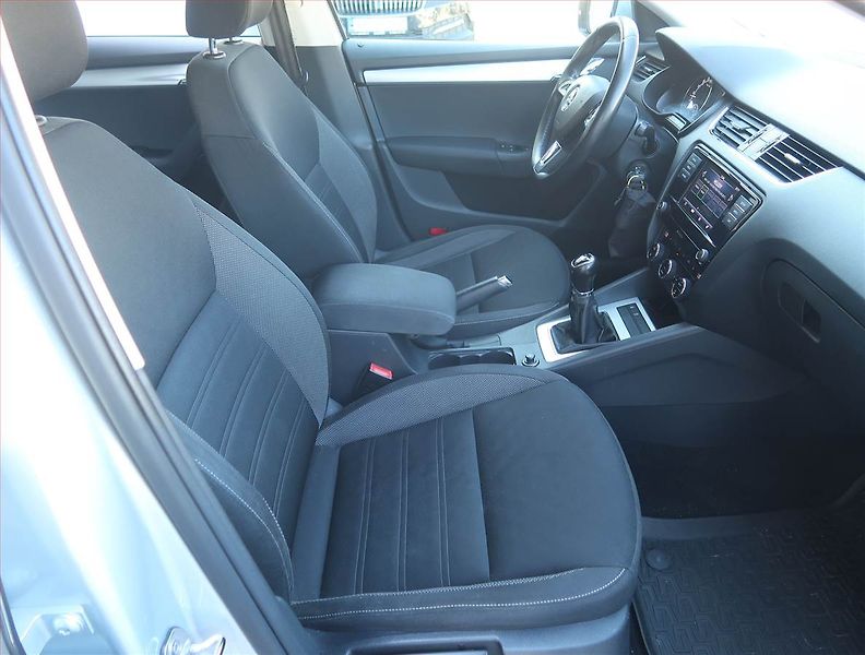 Škoda Octavia (2017) 1.6 TDI, Tempomat - fotka 9 z 17