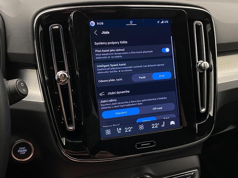 Volvo XC40 B3 DARK PLUS AUT CZ - fotka 45 z 56