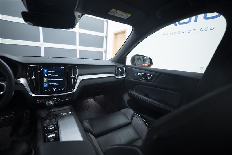 Volvo V60 2,0 D4 R-DESIGN NAVI KAMERA ČR - fotka 15 z 40