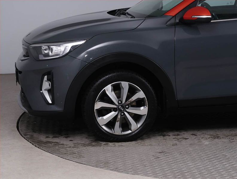 Kia Stonic (2021) 1.2 DPI, Kůže, Navi, Tempomat - fotka 15 z 24