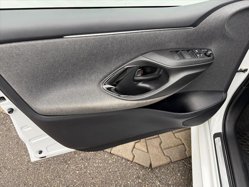 Toyota Yaris 1,5 Selection Style, Hybrid - fotka 18 z 19