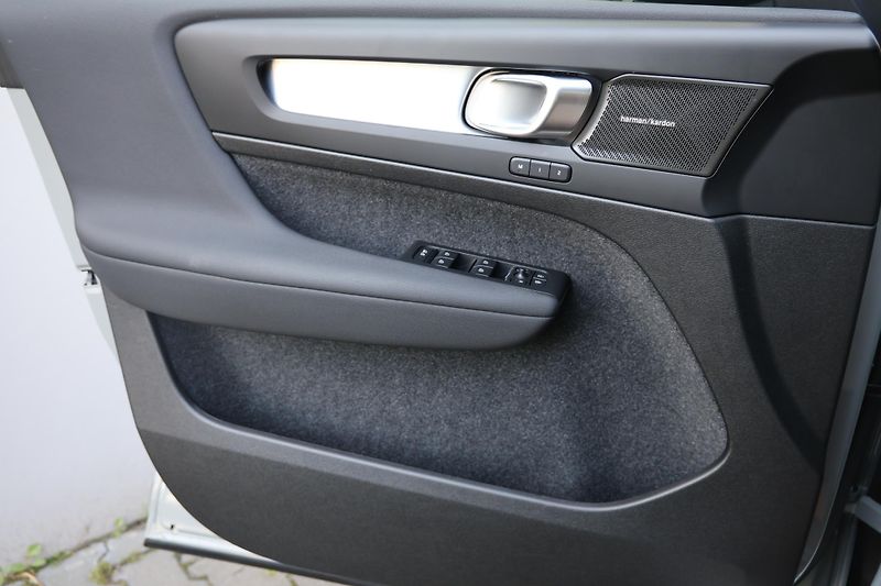 Volvo XC40 (2025) Plus, B3 Mild hybrid - fotka 17 z 19