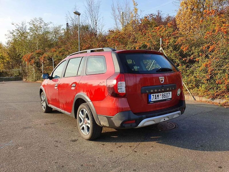 Výhodně koupíte třeba Dacii Duster, která na podzim plošně zlevnila o 15 tisíc korun.