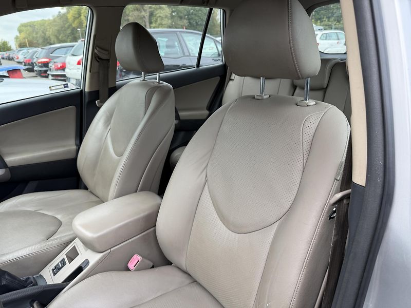 Toyota RAV4 2.2 D4-D 4x4 KLIMA ALU KUŽE - fotka 15 z 23