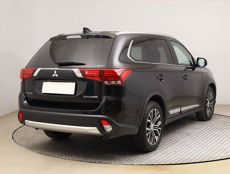 Mitsubishi Outlander (2017) 2.0, 4X4, Automat, 7 míst, ČR - fotka 5 z 20