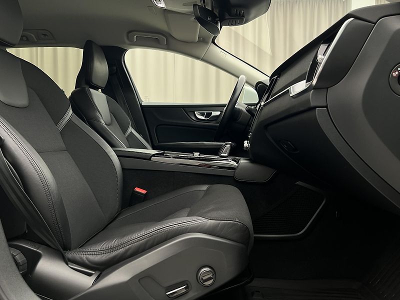 Volvo V60 T6 MOMENTUM RECHARGE AUT - fotka 18 z 44