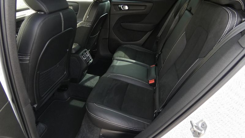 Volvo XC40 B4 AWD R-Design - fotka 18 z 22