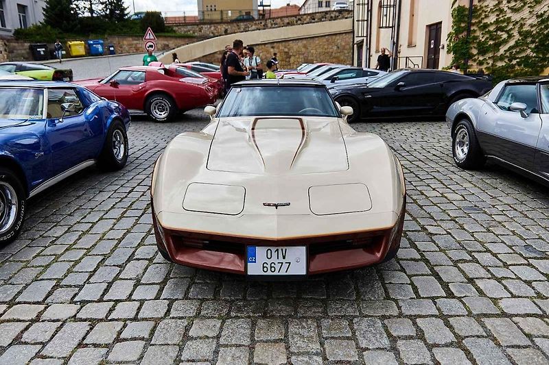 Americké automobily Corvette na 21. ročníku tradičního srazu v areálu Plzeňského Prazdroje.