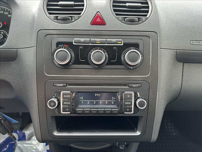 Volkswagen Caddy 1,6 TDI MAXI 7.MÍST REZERVACE - fotka 17 z 21