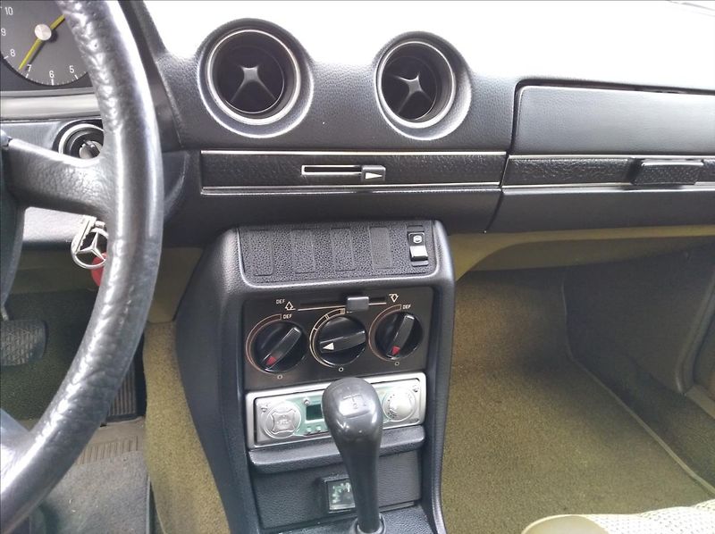 Mercedes-Benz 200 2,0   200 D 123 - fotka 11 z 13