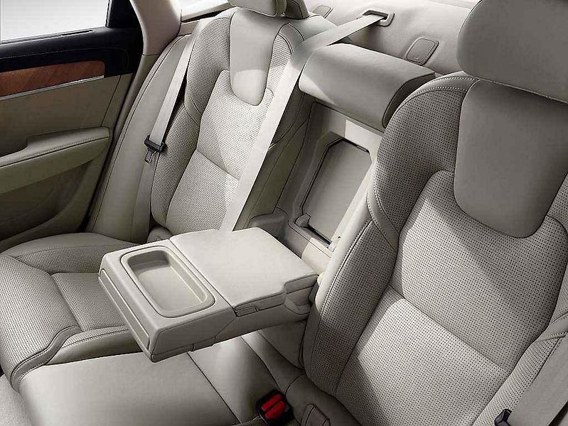 Volvo S90.