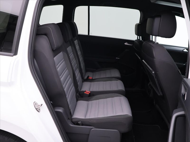 Volkswagen Touran 1,5 TSI 110kW DSG R-line DPH - fotka 13 z 29