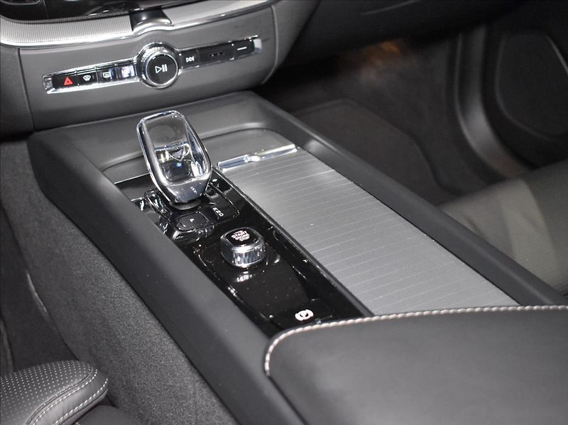 Volvo XC60 2,0 T6 AWD PLUS Black Edition - fotka 14 z 26