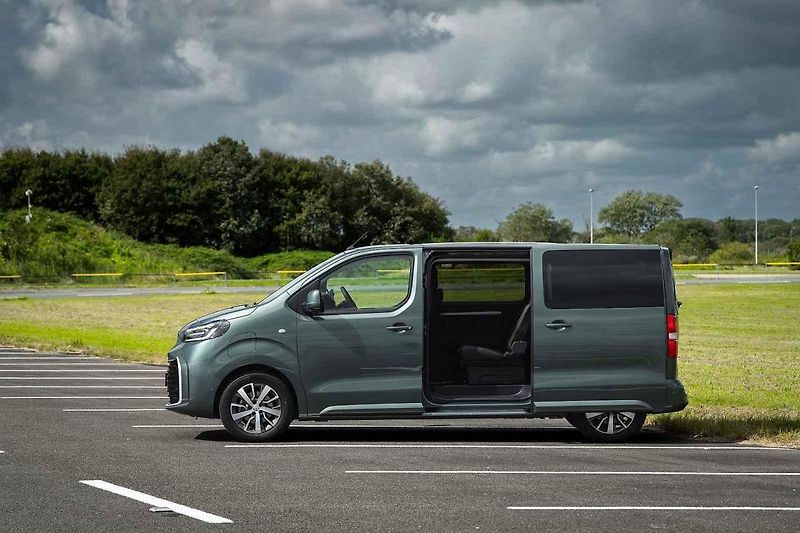 Také novou Toyotu Proace jsem mohl prověřit při jízdách v okolí Haagu