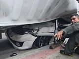 Auto bylo pod tíhou velkého tahače doslova „rozplácnuto“.