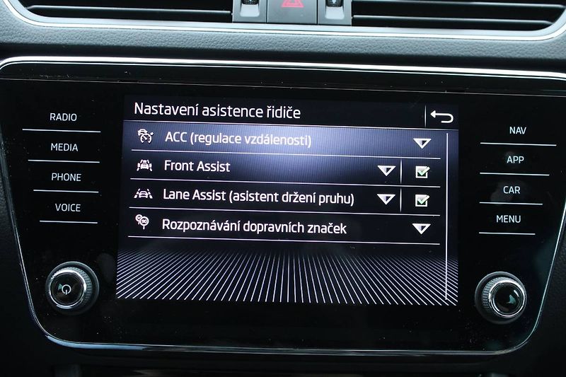Škoda Superb (2022) 2.0 TDI 110kW LED Matrix manuá - fotka 10 z 33