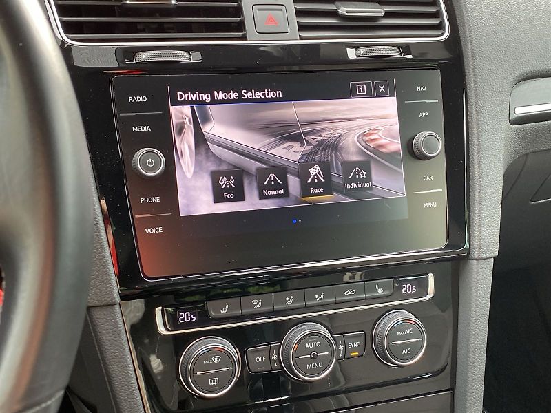 Volkswagen Golf (2019) 2.0 TSI DSG 4Motion R-Line - fotka 17 z 34