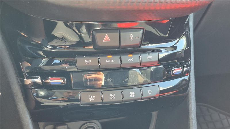 Peugeot 2008 1,2 81 Kw PT AUTO klima ČR - fotka 12 z 22