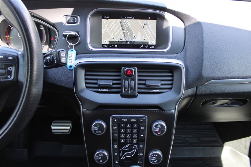 Volvo V40 2,0 D3  R-DESIGN,AUTOMAT - fotka 17 z 36