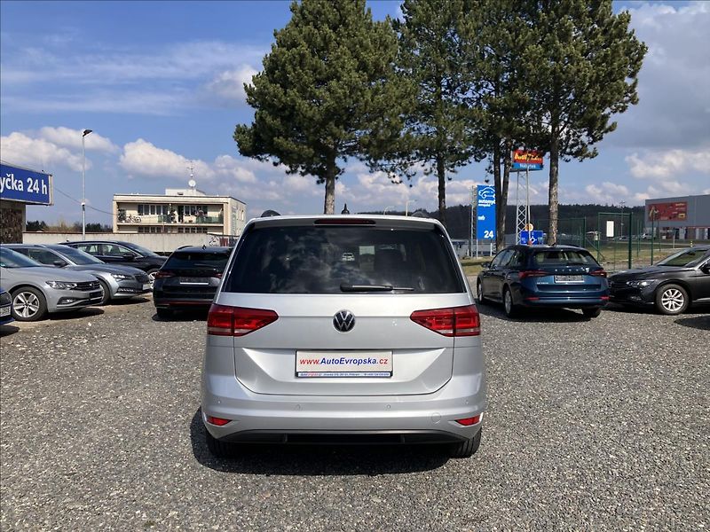 Volkswagen Touran 2,0 TAŽNÉ, LED,APPLE CAR PLAY - fotka 4 z 21
