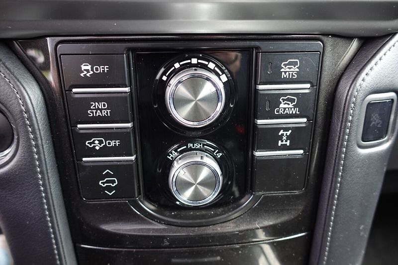 Toyota Land Cruiser 2.8 D-4D Executive Family 7mís - fotka 24 z 38