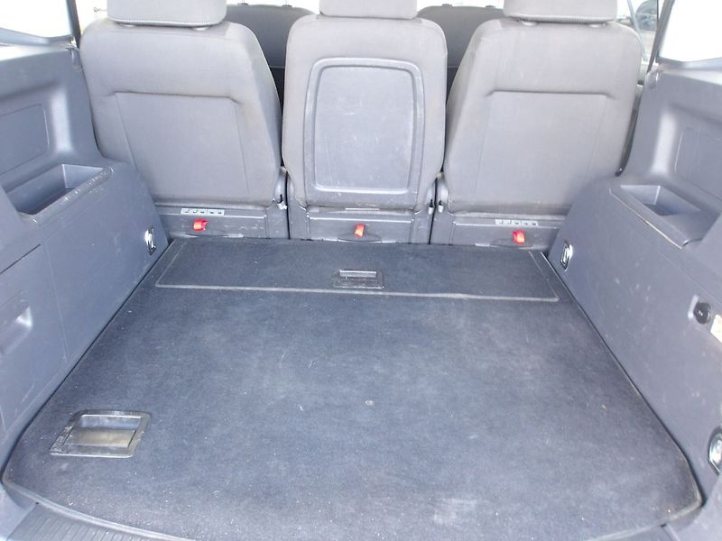 Volkswagen Touran 2,0TDi 103kW PĚKNÝ ! - fotka 20 z 26