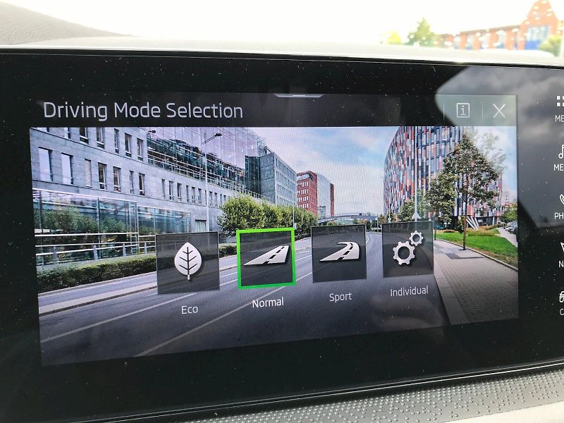 Škoda Kamiq (2025) TOP SELEC TSI 110/1.5 A7F - fotka 21 z 29
