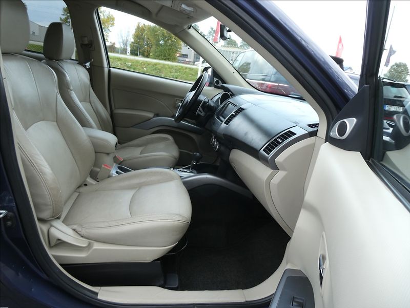 Mitsubishi Outlander 2,4 i 125kW 7.míst,4x4,automat - fotka 23 z 35